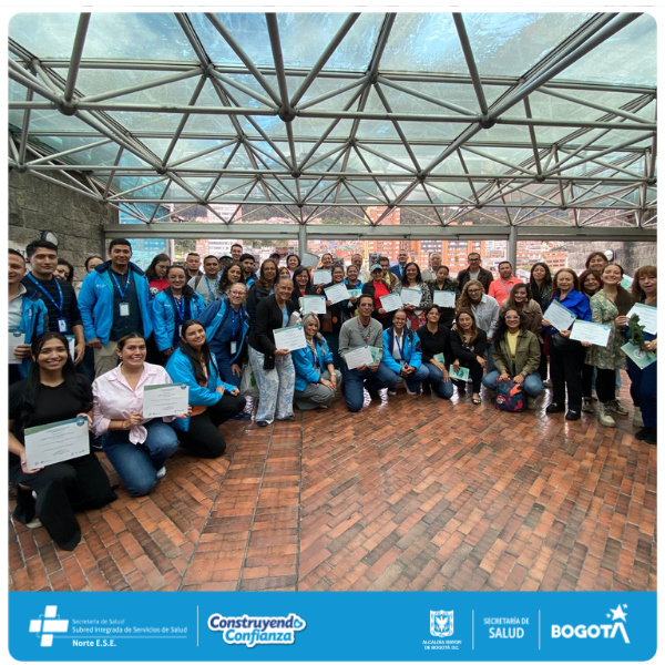 Lideresas y líderes comunitarios compartiendo iniciativas ambientales desarrolladas en sus territorios.